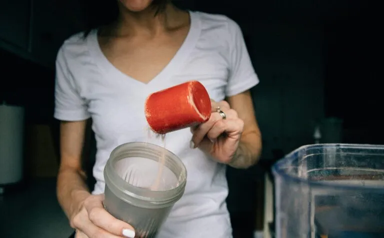 Wie Protein beim Abnehmen hilft? Das musst Du bei Protein Shake und Proteinpulver beachten!