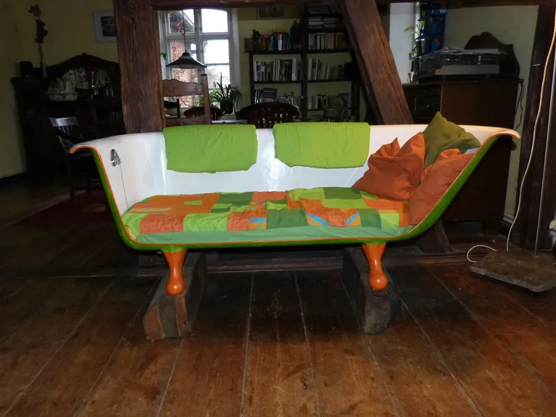 Wanne auf, Sofa rein
