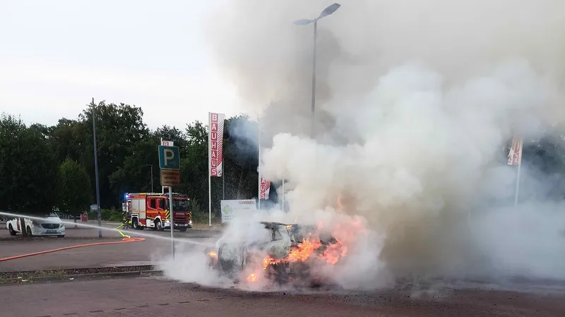 Brand eines Elektrofahrzeugs an einer Ladesäule