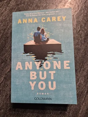 Anyone but you von Anna Carey – ein herzerwärmender Roman über Musik und Freundschaft