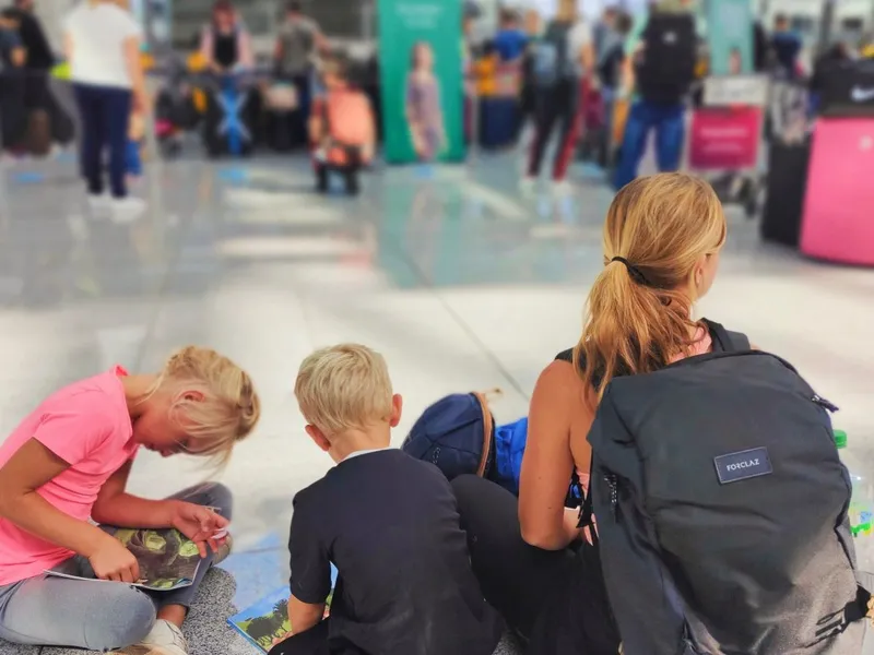 Erster Flug mit Kindern: So läuft es am Flughafen ab