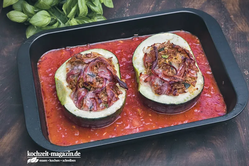 Gefüllte Zucchini mit Hack und Tomatensoße, ein herzhafter Gaumenschmaus, so gelingt er
