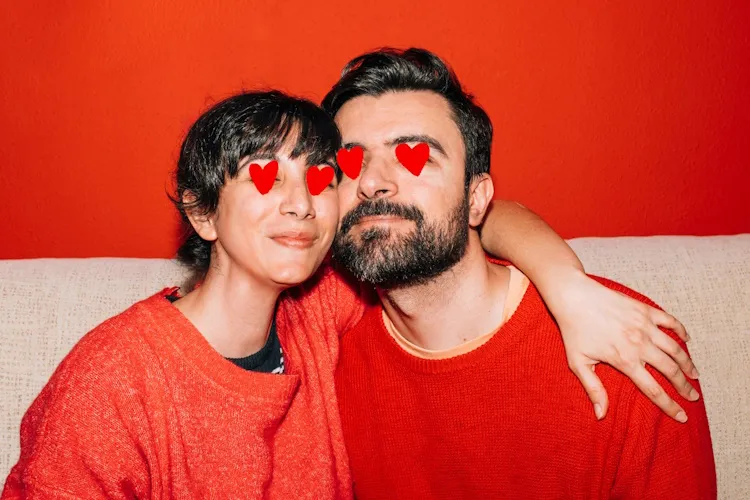 Internationale Liebe über Grenzen hinweg: Tipps, damit Sie beim Dating nicht Ihr Herz (und Ihr Geld) verlieren