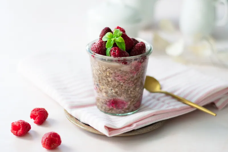 Schoko Overnight Oats mit Chia und Himbeeren