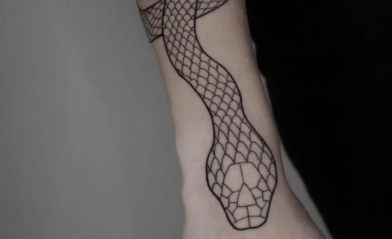 Schlange Tattoo Bedeutung: Dafür steht das beliebte Motiv – und diese Symbolik steckt wirklich dahinter