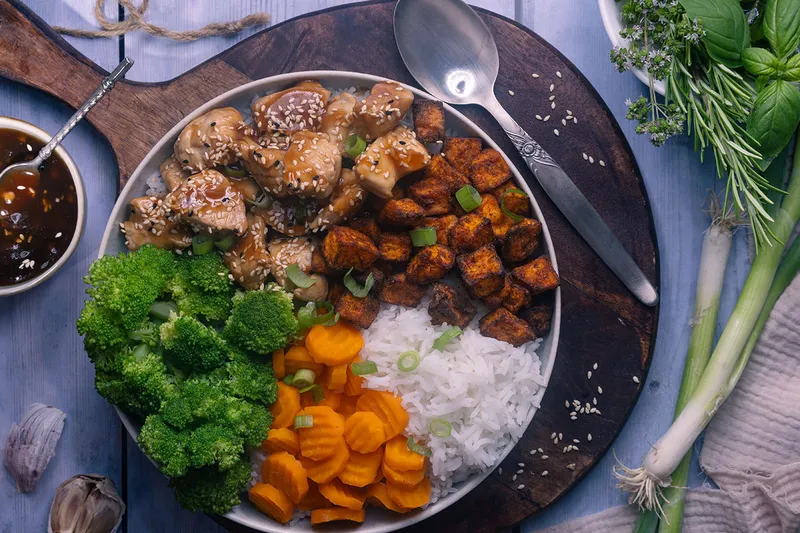 Teriyaki Hähnchen Bowl mit Süßkartoffel und Reis