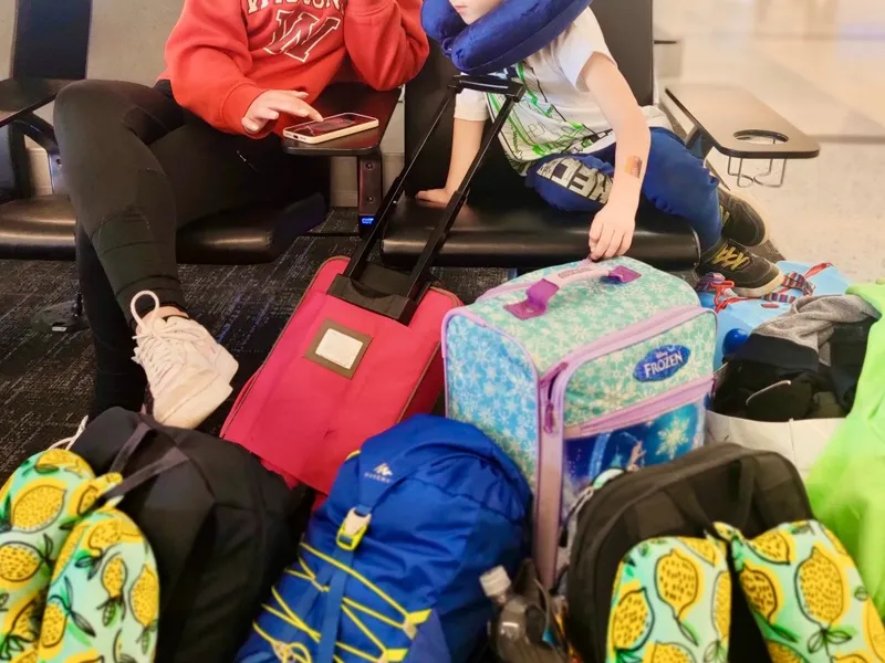 Nur mit Handgepäck fliegen: So klappt es auch mit Kindern
