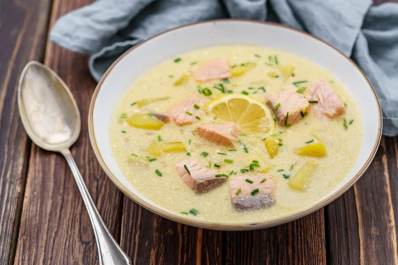 Lachssuppe mit Kartoffeln und Zitrone