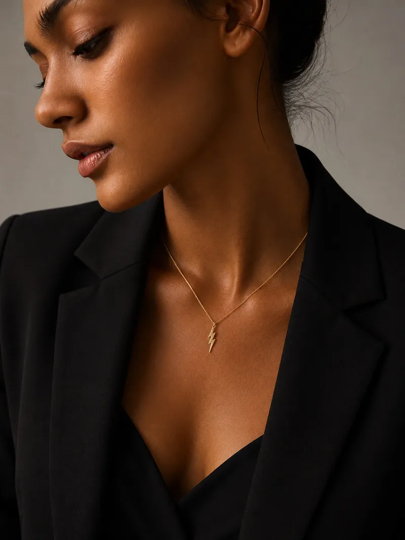 Welcher Schmuck passt zum Blazer? Die schönsten Goldschmuck-Ideen für einen stilvollen Look
