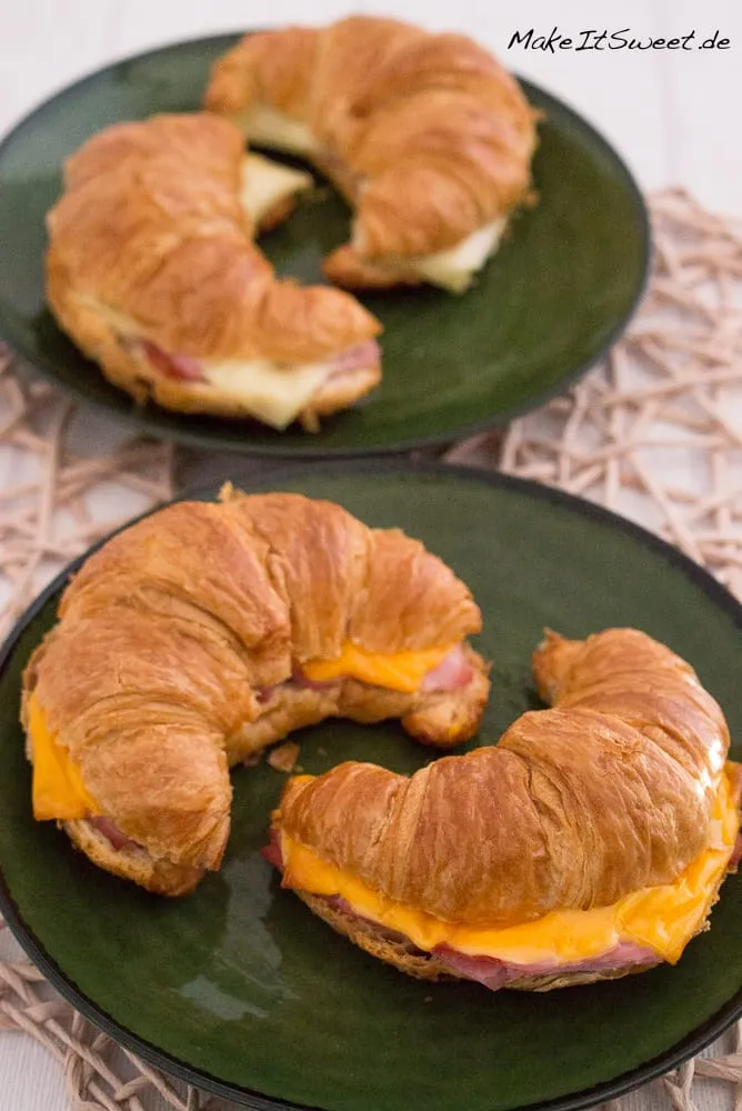 Croissant mit Schinken und Käse aus der Heißluftfritteuse