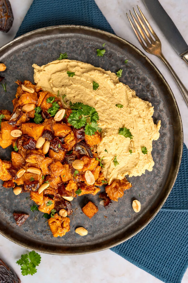 Geröstete Saté Süßkartoffeln vom Blech mit Hummus in 35 MinutenNeu