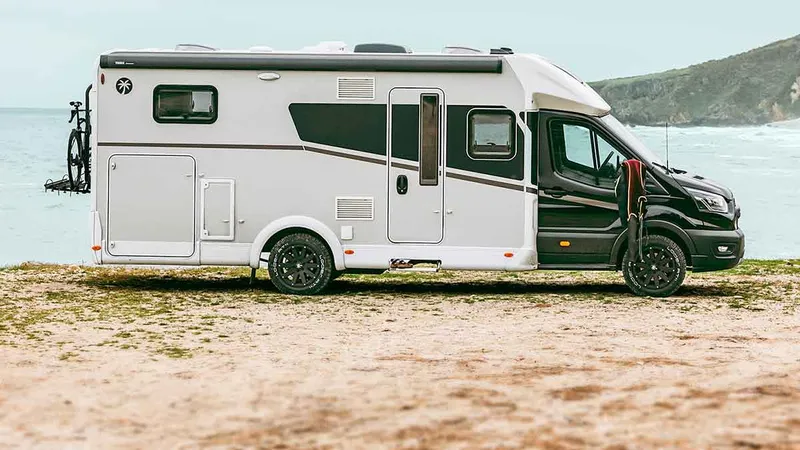Sunlight T 7433S UNLTD: Teilintegrierter auf Ford mit viel Platz und Einzelbetten