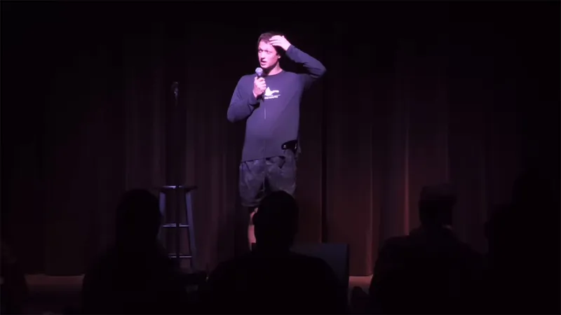 Stand-up-Comedian wiederholt 1 Witz das komplette Set über