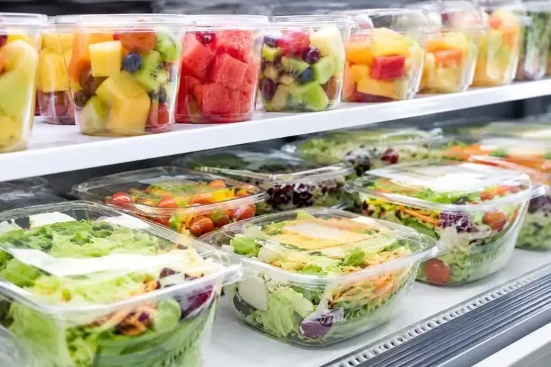 Fertigsalate und geschnittenes Obst: Risiken und wichtige Tipps