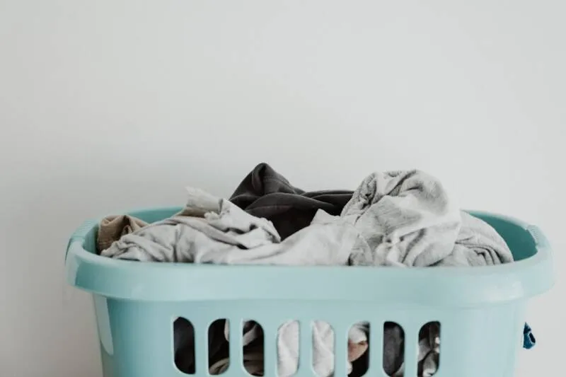Kleding stinkt na het wassen: oorzaken en wat je er aan doet