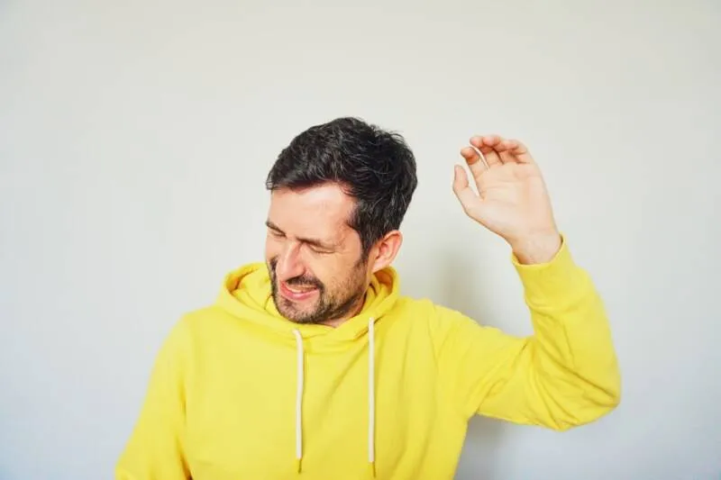 Zweetgeur uit kleding zonder wassen: dit werkt écht