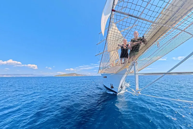 Die Festung von Hvar und im Bugspriet-Netz der Star Clipper über dem Meer schweben