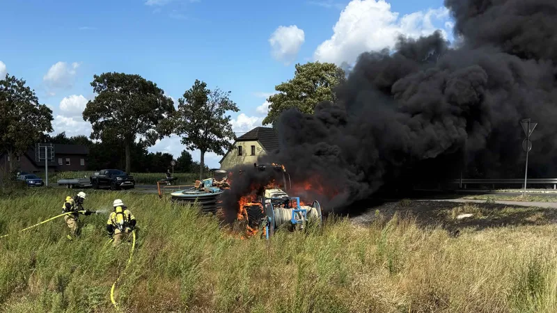 Traktor gerät während der Fahrt in Brand