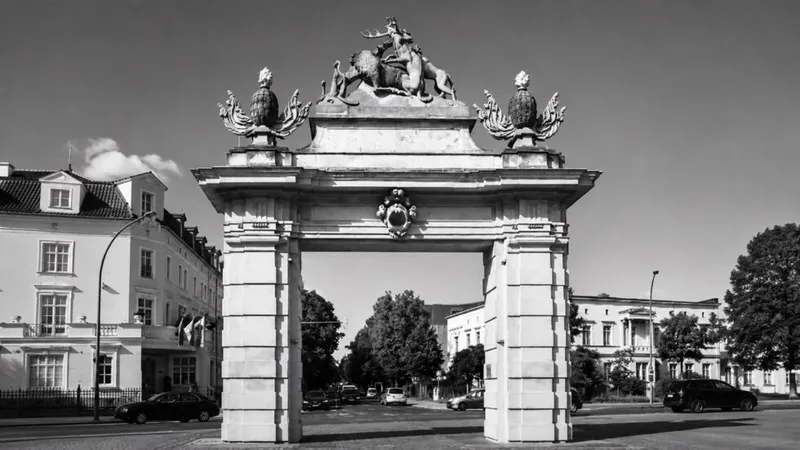 Was ist über das Jägertor in Potsdam bekannt? Geschichte, Architektur und Geheimnisse des Stadttors