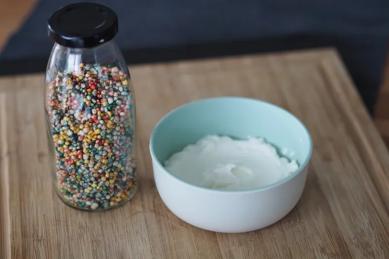 Farbige Streusel aus Quinoa (Alternative Zuckerstreusel)