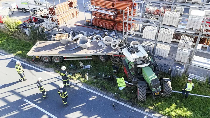 AFK Mondsee: Traktorgespann überschlägt sich und bringt Schwerlastregal zum Einsturz