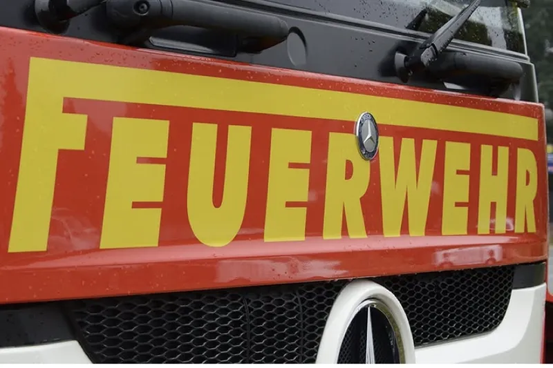 Brand eines Mehrfamilienhauses nach Blitzeinschlag