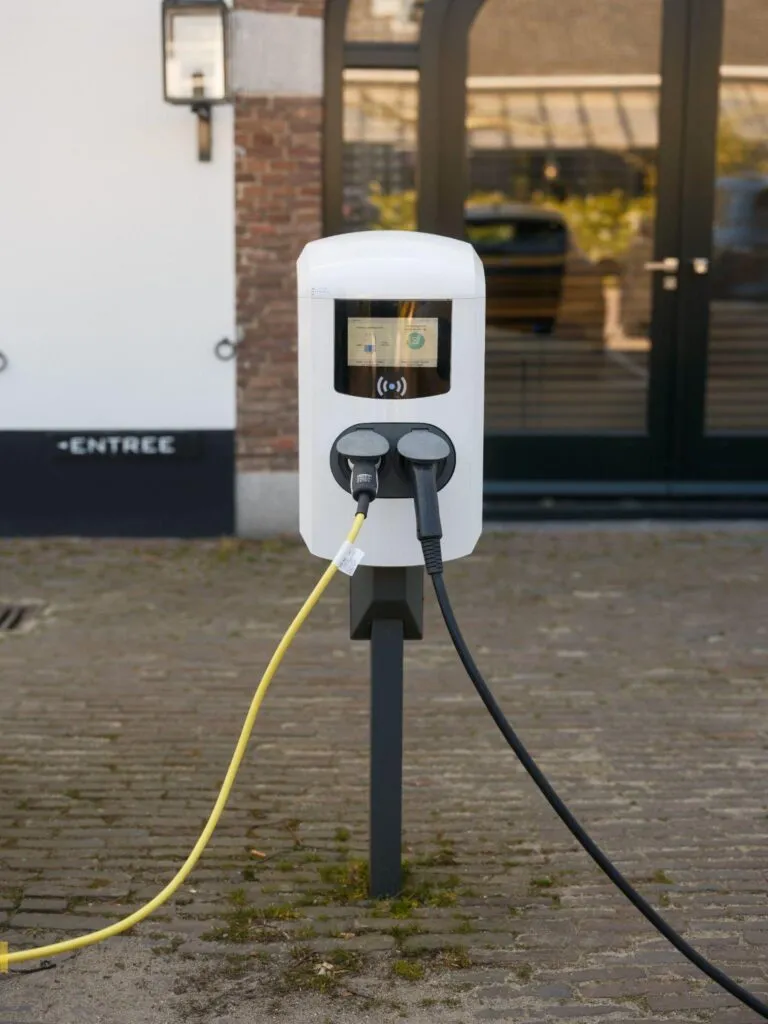 Een laadpaal installeren bij je bouwproject