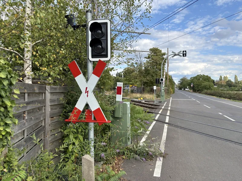 Nur 45 Zentimeter lang: Deutschlands kleinste Bahnschranke steht in Köln