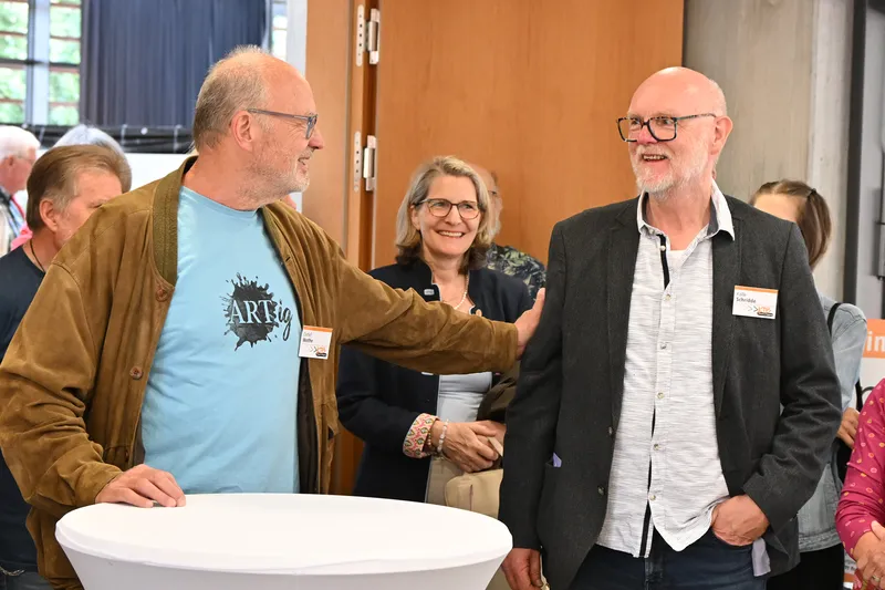 20 Jahre KiB: „Kunst in Begegnung“ feiert Jubiläum mit Sektempfang im Amtshof