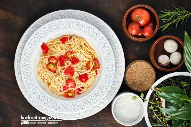 Spaghetti con pomodorini aglio e olio, mediterraner Genuss, frisch aus der Pfanne