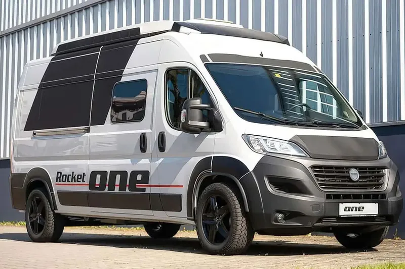 Rocket Camper One L: Groooßes Längsbett im kleinen Camper