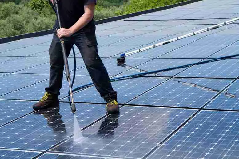Frank Galley startet Angebot für Photovoltaikreinigung