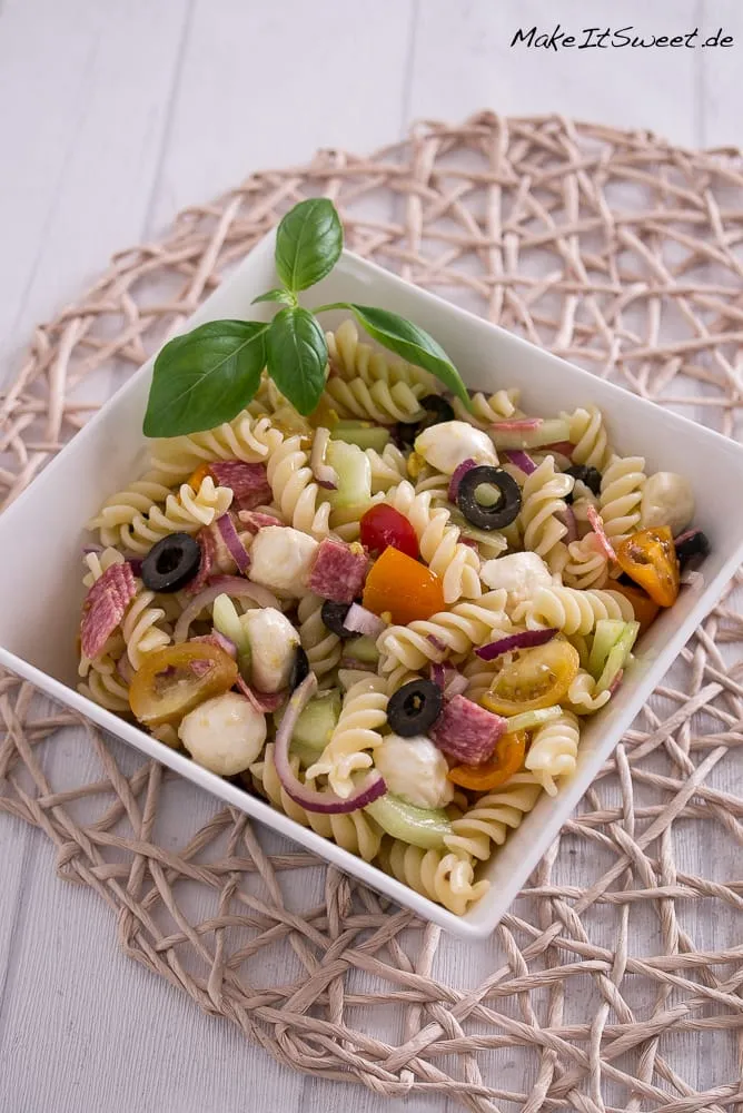 Italian Nudelsalat mit Tomate, Oliven, Salami und Mozzarella