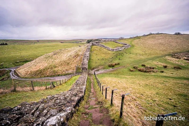 Hadrian’s Wall besuchen: Die wichtigsten Sehenswürdigkeiten entlang der berühmten Römermauer