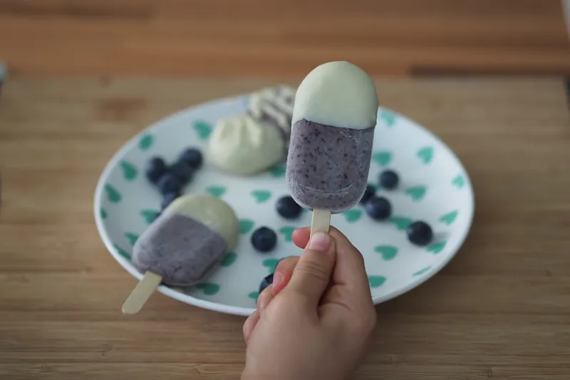 Blaubeeren-Kokos Eis-am-Stiel