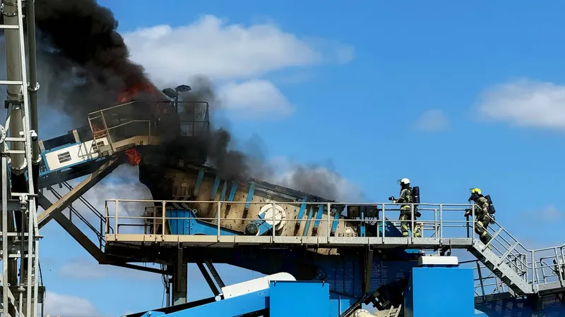 Brand einer Siebanlage in 12 Metern Höhe