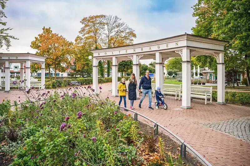 Ostseebad Boltenhagen: Herbstzauber zwischen Ostseewellen und Feenwald