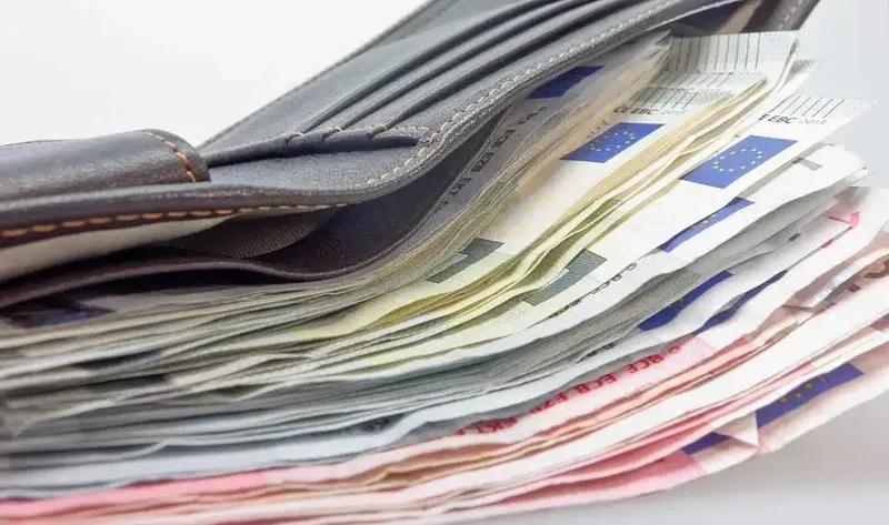 Bargeld im Urlaub – Auf Reisen gelten unterschiedliche Betragsgrenzen