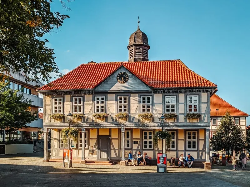 Northeim Sehenswürdigkeiten: Fachwerk, Masken und die Seenplatte in Niedersachsen