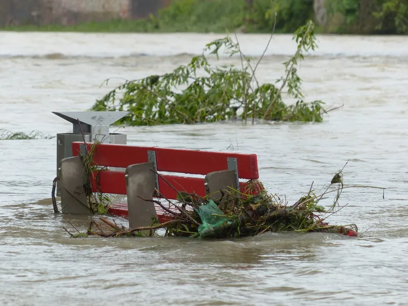 Fast 400 Pilger gelten in Nepal nach dem plötzlichen Hochwasser an der Grenze zu China als vermisst