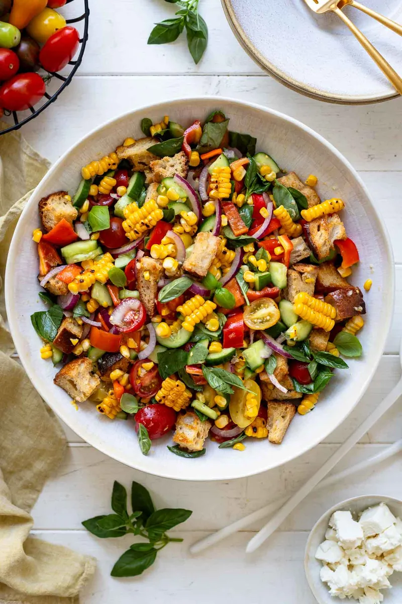 Panzanella mit gegrilltem Mais (italienischer Brotsalat)