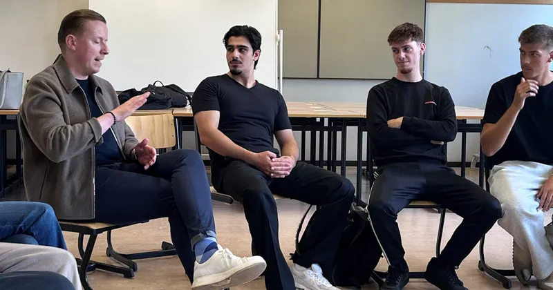 Bundestagsabgeordneter diskutiert mit Burgdorfer Abiturienten