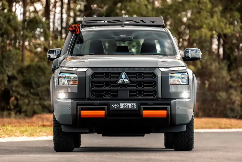 2027 Mitsubishi Triton Savana Sertões: Rallye-Pick-up mit Schaufel auf dem Dach