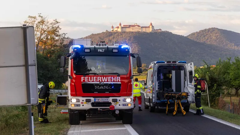 BFK Krems: Menschenrettung nach Verkehrsunfall bei Palt