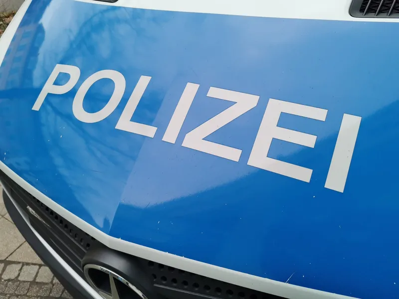 LKW-Fahrer flüchtet nach Unfall mit Auto
