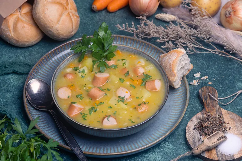 Klassische Kartoffelsuppe mit Würstchen – wie von Oma