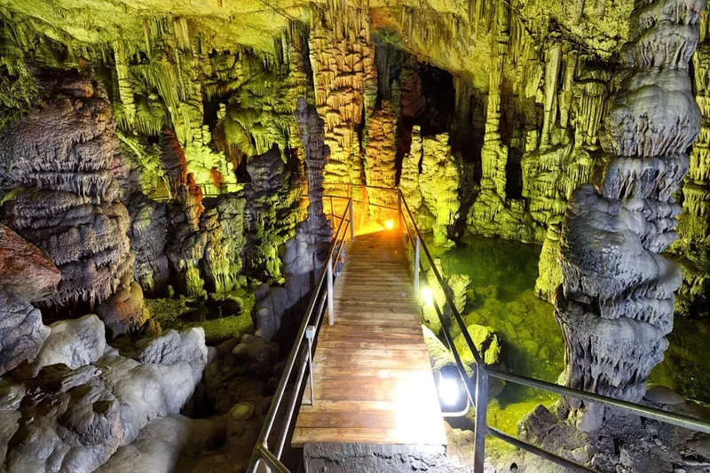 Extreme Brandgefahr führt zur Schließung der Dikteon-Höhle, während sich Kreta auf eine Warnstufe 5 vorbereitet