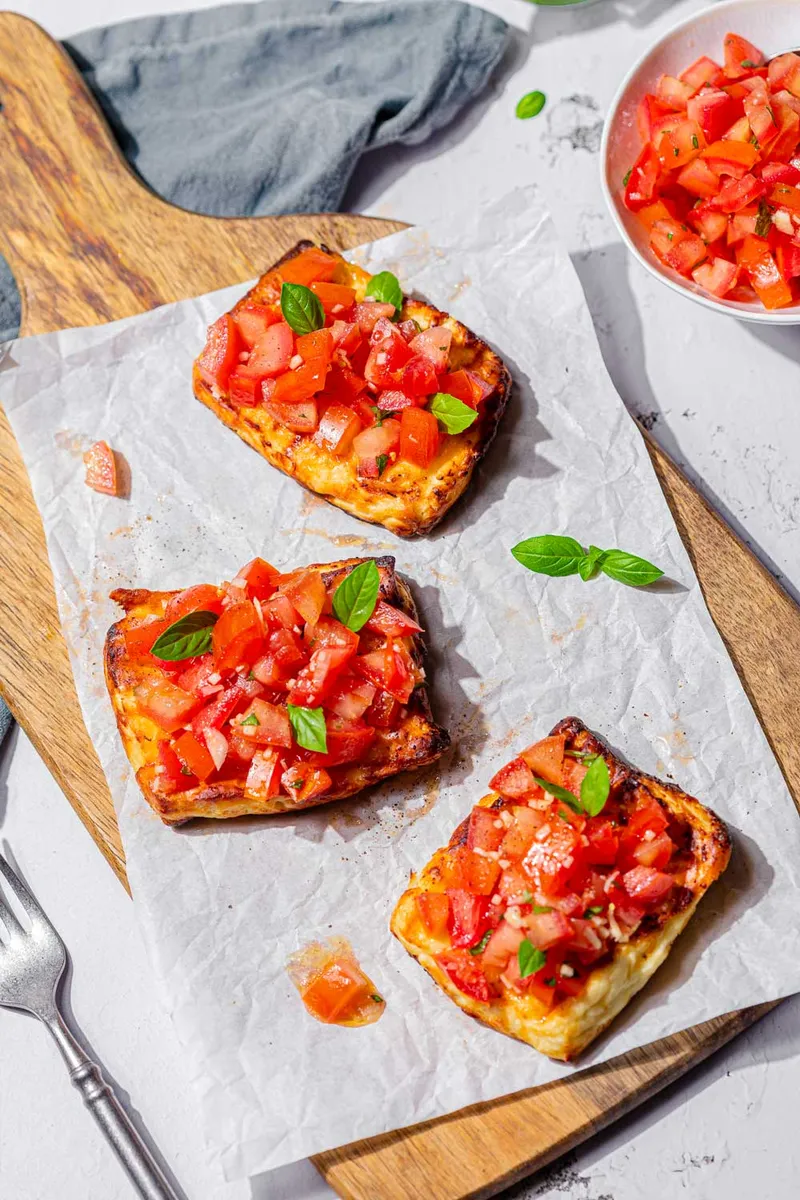 Low Carb Bruschetta mit Halloumi
