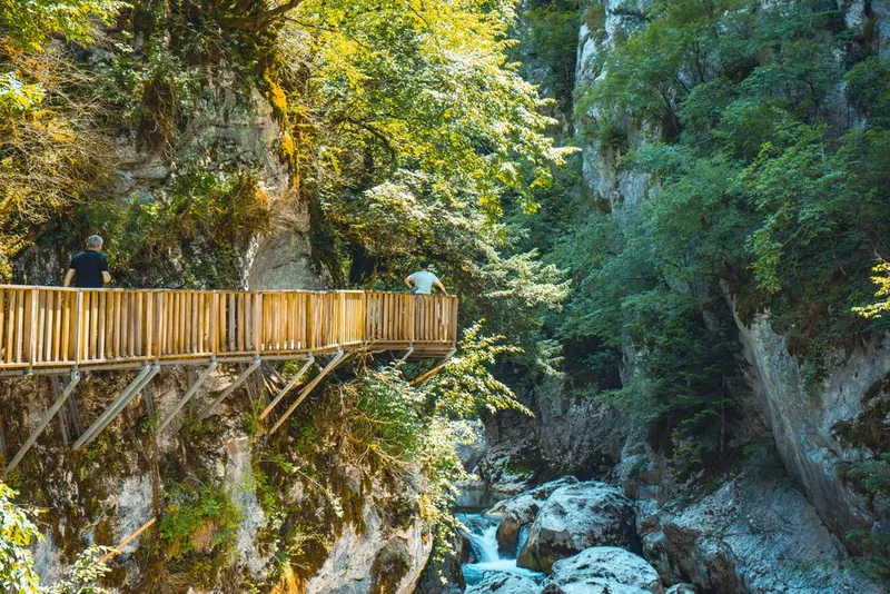 Aareschlucht bei Meiringen: Steg durch den Felsen