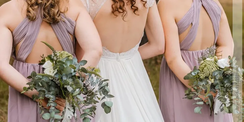 Was tragen Brautjungfern auf einer Hochzeit im Herbst?